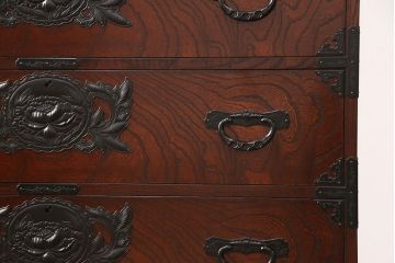 中古　欅産業　木目が美しく高級感溢れる漆塗りの仙台箪笥 (衣装箪笥、タンス、引き出し)(R-051736)
