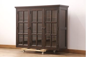 中古　北海道民芸家具　脚(台輪)付きリメイク　品のある佇まいがお洒落な収納棚(食器棚、戸棚、飾り棚、サイドキャビネット、サイドボード、ブックケース、本箱)(R-051743)