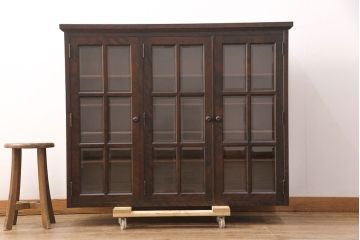 中古　北海道民芸家具　脚(台輪)付きリメイク　品のある佇まいがお洒落な収納棚(食器棚、戸棚、飾り棚、サイドキャビネット、サイドボード、ブックケース、本箱)(R-051743)