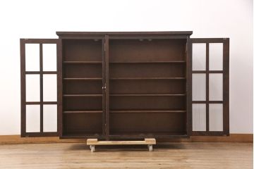 中古　北海道民芸家具　脚(台輪)付きリメイク　品のある佇まいがお洒落な収納棚(食器棚、戸棚、飾り棚、サイドキャビネット、サイドボード、ブックケース、本箱)(R-051743)