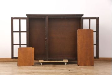 中古　北海道民芸家具　脚(台輪)付きリメイク　品のある佇まいがお洒落な収納棚(食器棚、戸棚、飾り棚、サイドキャビネット、サイドボード、ブックケース、本箱)(R-051743)