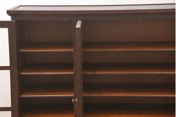 中古　北海道民芸家具　脚(台輪)付きリメイク　品のある佇まいがお洒落な収納棚(食器棚、戸棚、飾り棚、サイドキャビネット、サイドボード、ブックケース、本箱)(R-051743)