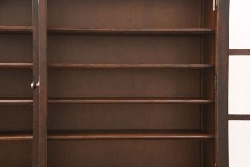 中古　北海道民芸家具　脚(台輪)付きリメイク　品のある佇まいがお洒落な収納棚(食器棚、戸棚、飾り棚、サイドキャビネット、サイドボード、ブックケース、本箱)(R-051743)