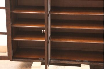 中古　北海道民芸家具　脚(台輪)付きリメイク　品のある佇まいがお洒落な収納棚(食器棚、戸棚、飾り棚、サイドキャビネット、サイドボード、ブックケース、本箱)(R-051743)