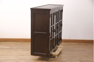 中古　北海道民芸家具　脚(台輪)付きリメイク　品のある佇まいがお洒落な収納棚(食器棚、戸棚、飾り棚、サイドキャビネット、サイドボード、ブックケース、本箱)(R-051743)