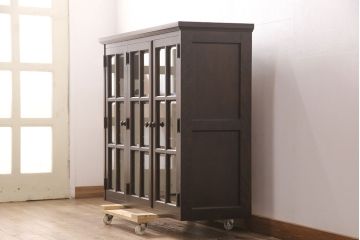 中古　北海道民芸家具　脚(台輪)付きリメイク　品のある佇まいがお洒落な収納棚(食器棚、戸棚、飾り棚、サイドキャビネット、サイドボード、ブックケース、本箱)(R-051743)