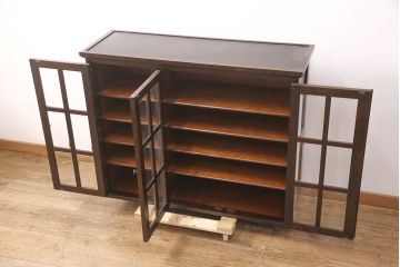 中古　北海道民芸家具　脚(台輪)付きリメイク　品のある佇まいがお洒落な収納棚(食器棚、戸棚、飾り棚、サイドキャビネット、サイドボード、ブックケース、本箱)(R-051743)