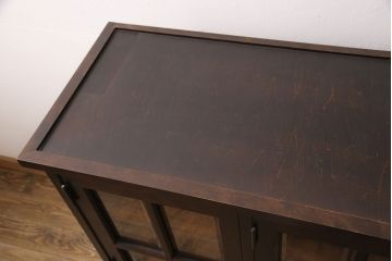 中古　北海道民芸家具　脚(台輪)付きリメイク　品のある佇まいがお洒落な収納棚(食器棚、戸棚、飾り棚、サイドキャビネット、サイドボード、ブックケース、本箱)(R-051743)