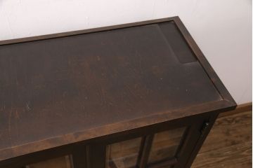 中古　北海道民芸家具　脚(台輪)付きリメイク　品のある佇まいがお洒落な収納棚(食器棚、戸棚、飾り棚、サイドキャビネット、サイドボード、ブックケース、本箱)(R-051743)