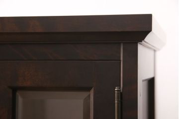 中古　北海道民芸家具　脚(台輪)付きリメイク　品のある佇まいがお洒落な収納棚(食器棚、戸棚、飾り棚、サイドキャビネット、サイドボード、ブックケース、本箱)(R-051743)