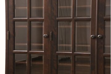 中古　北海道民芸家具　脚(台輪)付きリメイク　品のある佇まいがお洒落な収納棚(食器棚、戸棚、飾り棚、サイドキャビネット、サイドボード、ブックケース、本箱)(R-051743)