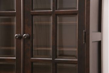 中古　北海道民芸家具　脚(台輪)付きリメイク　品のある佇まいがお洒落な収納棚(食器棚、戸棚、飾り棚、サイドキャビネット、サイドボード、ブックケース、本箱)(R-051743)