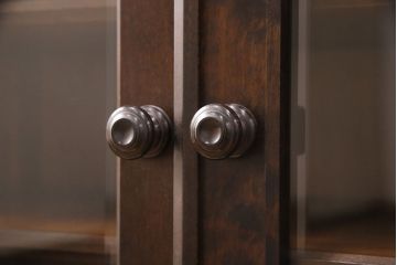 中古　北海道民芸家具　脚(台輪)付きリメイク　品のある佇まいがお洒落な収納棚(食器棚、戸棚、飾り棚、サイドキャビネット、サイドボード、ブックケース、本箱)(R-051743)