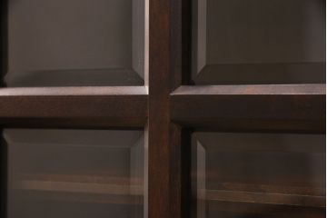 中古　北海道民芸家具　脚(台輪)付きリメイク　品のある佇まいがお洒落な収納棚(食器棚、戸棚、飾り棚、サイドキャビネット、サイドボード、ブックケース、本箱)(R-051743)