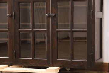 中古　北海道民芸家具　脚(台輪)付きリメイク　品のある佇まいがお洒落な収納棚(食器棚、戸棚、飾り棚、サイドキャビネット、サイドボード、ブックケース、本箱)(R-051743)