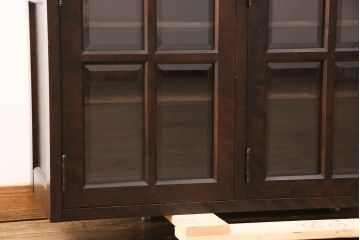 中古　北海道民芸家具　脚(台輪)付きリメイク　品のある佇まいがお洒落な収納棚(食器棚、戸棚、飾り棚、サイドキャビネット、サイドボード、ブックケース、本箱)(R-051743)