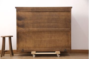 中古　北海道民芸家具　脚(台輪)付きリメイク　品のある佇まいがお洒落な収納棚(食器棚、戸棚、飾り棚、サイドキャビネット、サイドボード、ブックケース、本箱)(R-051743)