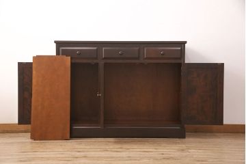 中古　北海道民芸家具　天板リメイク　品のある佇まいがお洒落なキャビネット(食器棚、戸棚、飾り棚、サイドボード、ブックケース、本箱)(R-051744)