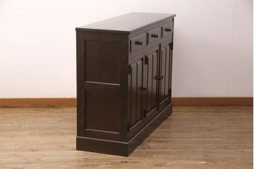 中古　北海道民芸家具　天板リメイク　品のある佇まいがお洒落なキャビネット(食器棚、戸棚、飾り棚、サイドボード、ブックケース、本箱)(R-051744)