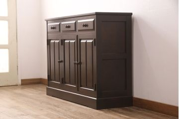 中古　北海道民芸家具　天板リメイク　品のある佇まいがお洒落なキャビネット(食器棚、戸棚、飾り棚、サイドボード、ブックケース、本箱)(R-051744)