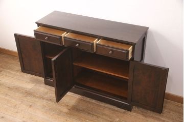 中古　北海道民芸家具　天板リメイク　品のある佇まいがお洒落なキャビネット(食器棚、戸棚、飾り棚、サイドボード、ブックケース、本箱)(R-051744)