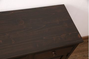 中古　北海道民芸家具　天板リメイク　品のある佇まいがお洒落なキャビネット(食器棚、戸棚、飾り棚、サイドボード、ブックケース、本箱)(R-051744)