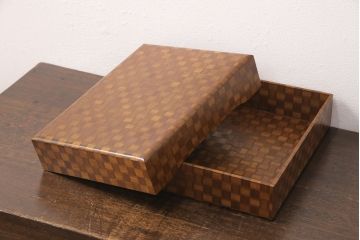 中古　伝統工芸　かご編みのような市松模様がおしゃれな寄木細工の小箱(文箱、収納箱、小物収納、木箱)(R-051747)