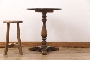 和製ヴィンテージ　飛騨産業　キツツキ　丸い天板のサイドテーブル(飾り台、花台)(R-051749)