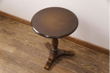 和製ヴィンテージ　飛騨産業　キツツキ　丸い天板のサイドテーブル(飾り台、花台)(R-051749)