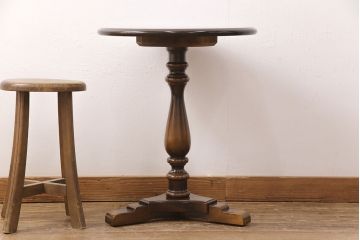 和製ヴィンテージ　飛騨産業　キツツキ　丸い天板のサイドテーブル(飾り台、花台)(R-051749)