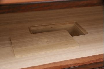 中古　美品　欅産業製　ケヤキの杢目と拭き漆塗りの艶が見事な仙台箪笥(チェスト、引き出し、和タンス)(R-051751)