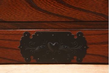 中古　美品　欅産業製　ケヤキの杢目と拭き漆塗りの艶が見事な仙台箪笥(チェスト、引き出し、和タンス)(R-051751)