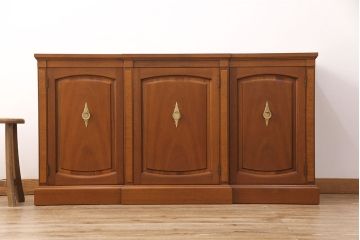 中古　美品　DREXEL HERITAGE(ドレクセルヘリテイジ)　Triune(トライユン)　クラシカルな佇まいのサイドボード(キャビネット、リビングボード)(定価約54万円)(R-051761)