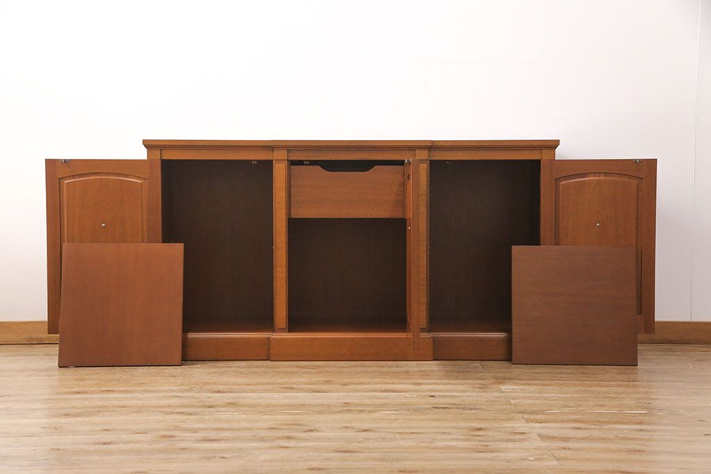 中古　美品　DREXEL HERITAGE(ドレクセルヘリテイジ)　Triune(トライユン)　クラシカルな佇まいのサイドボード(キャビネット、リビングボード)(定価約54万円)(R-051761)