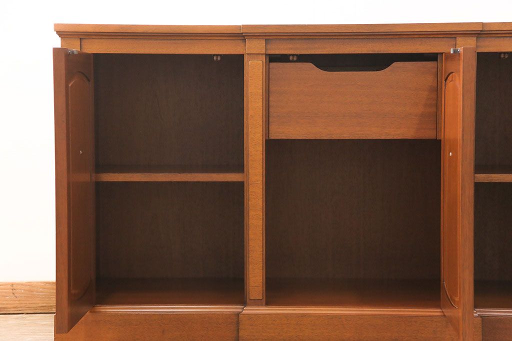 中古　美品　DREXEL HERITAGE(ドレクセルヘリテイジ)　Triune(トライユン)　クラシカルな佇まいのサイドボード(キャビネット、リビングボード)(定価約54万円)(R-051761)