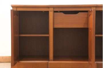 中古　美品　DREXEL HERITAGE(ドレクセルヘリテイジ)　Triune(トライユン)　クラシカルな佇まいのサイドボード(キャビネット、リビングボード)(定価約54万円)(R-051761)