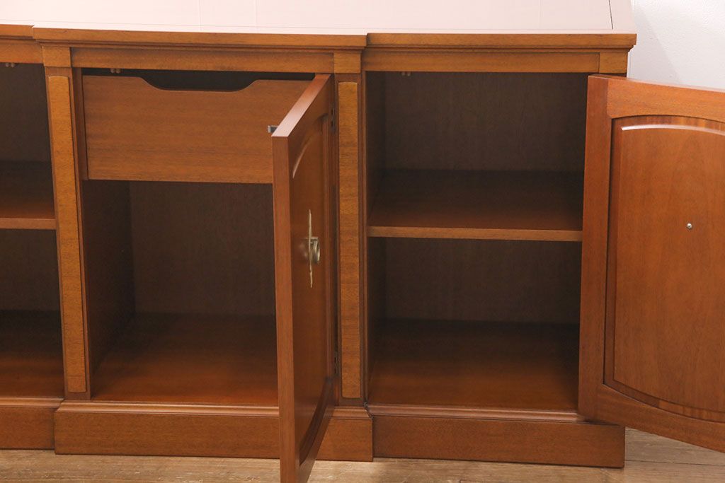 中古　美品　DREXEL HERITAGE(ドレクセルヘリテイジ)　Triune(トライユン)　クラシカルな佇まいのサイドボード(キャビネット、リビングボード)(定価約54万円)(R-051761)