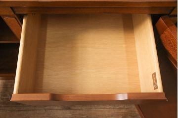 中古　美品　DREXEL HERITAGE(ドレクセルヘリテイジ)　Triune(トライユン)　クラシカルな佇まいのサイドボード(キャビネット、リビングボード)(定価約54万円)(R-051761)