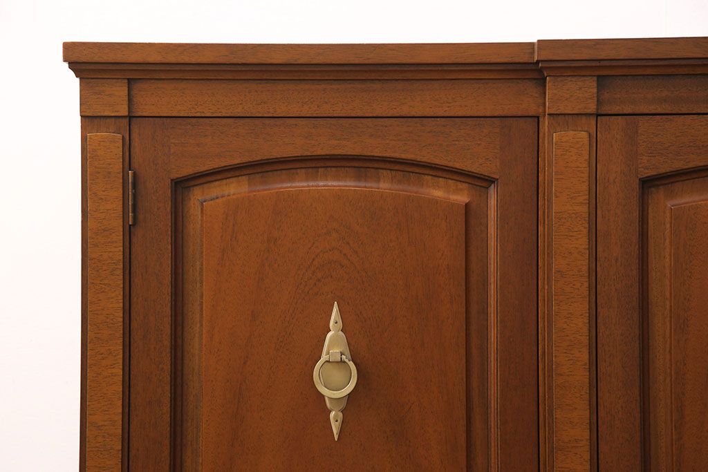 中古　美品　DREXEL HERITAGE(ドレクセルヘリテイジ)　Triune(トライユン)　クラシカルな佇まいのサイドボード(キャビネット、リビングボード)(定価約54万円)(R-051761)