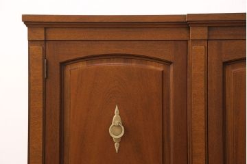 中古　美品　DREXEL HERITAGE(ドレクセルヘリテイジ)　Triune(トライユン)　クラシカルな佇まいのサイドボード(キャビネット、リビングボード)(定価約54万円)(R-051761)