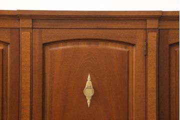 中古　美品　DREXEL HERITAGE(ドレクセルヘリテイジ)　Triune(トライユン)　クラシカルな佇まいのサイドボード(キャビネット、リビングボード)(定価約54万円)(R-051761)