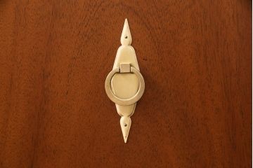 中古　美品　DREXEL HERITAGE(ドレクセルヘリテイジ)　Triune(トライユン)　クラシカルな佇まいのサイドボード(キャビネット、リビングボード)(定価約54万円)(R-051761)