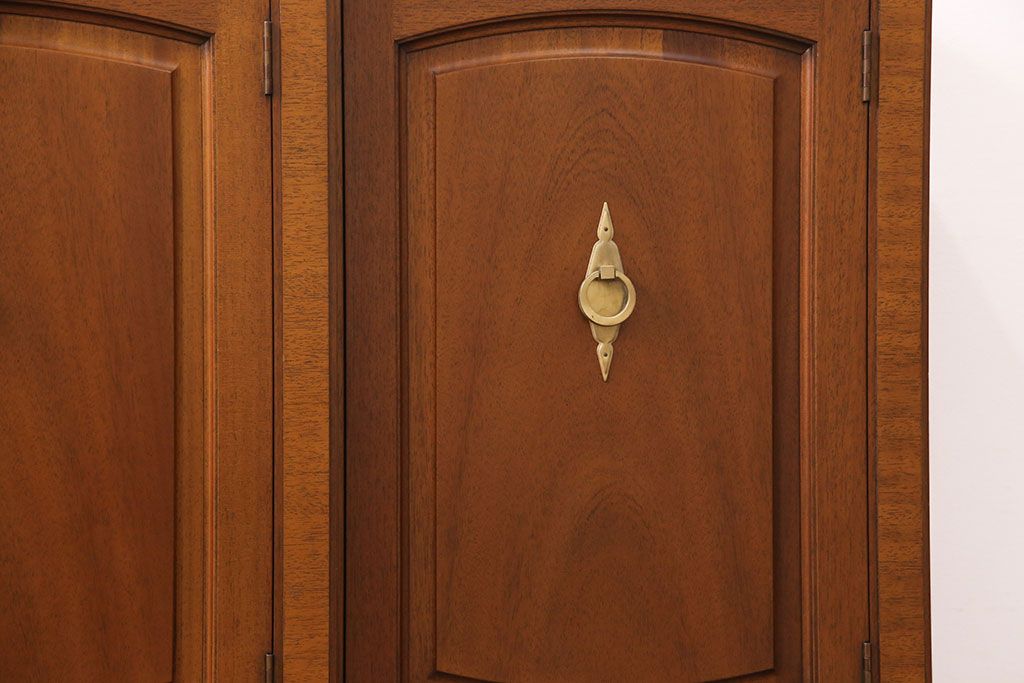 中古　美品　DREXEL HERITAGE(ドレクセルヘリテイジ)　Triune(トライユン)　クラシカルな佇まいのサイドボード(キャビネット、リビングボード)(定価約54万円)(R-051761)