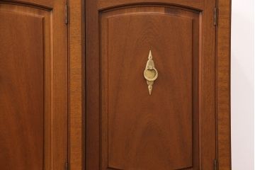 中古　美品　DREXEL HERITAGE(ドレクセルヘリテイジ)　Triune(トライユン)　クラシカルな佇まいのサイドボード(キャビネット、リビングボード)(定価約54万円)(R-051761)