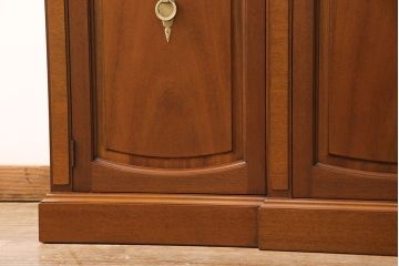 中古　美品　DREXEL HERITAGE(ドレクセルヘリテイジ)　Triune(トライユン)　クラシカルな佇まいのサイドボード(キャビネット、リビングボード)(定価約54万円)(R-051761)