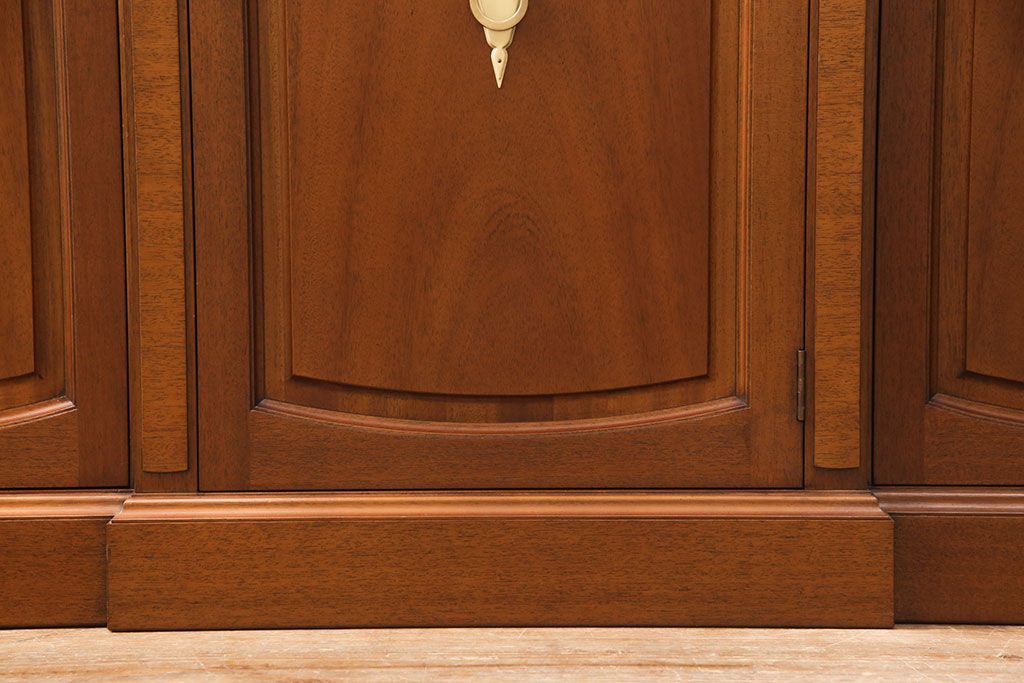 中古　美品　DREXEL HERITAGE(ドレクセルヘリテイジ)　Triune(トライユン)　クラシカルな佇まいのサイドボード(キャビネット、リビングボード)(定価約54万円)(R-051761)