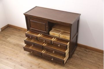 中古　北海道民芸家具　脚(台輪)付きリメイク　取り入れやすいサイズが嬉しい!シックな佇まいが魅力の収納棚(サイドキャビネット、サイドボード、戸棚、引き出し、サイドチェスト)(R-051762)