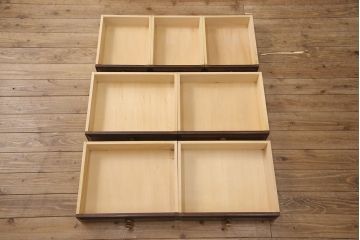 中古　北海道民芸家具　脚(台輪)付きリメイク　取り入れやすいサイズが嬉しい!シックな佇まいが魅力の収納棚(サイドキャビネット、サイドボード、戸棚、引き出し、サイドチェスト)(R-051762)