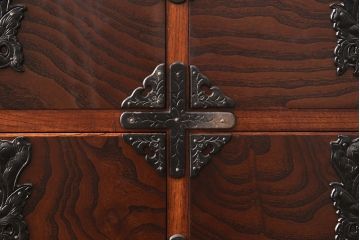中古　美品　岩谷堂箪笥　迫力ある杢目と存在感のある金具が目を惹く整理箪笥(和タンス、引き出し、チェスト)(R-051770)