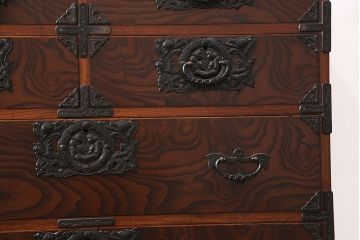 中古　美品　岩谷堂箪笥　迫力ある杢目と存在感のある金具が目を惹く整理箪笥(和タンス、引き出し、チェスト)(R-051770)